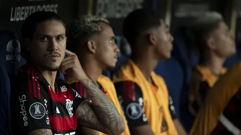 Pedro jogador do Flamengo no banco de reservas antes da partida contra o Córdoba no estádio Maracanã