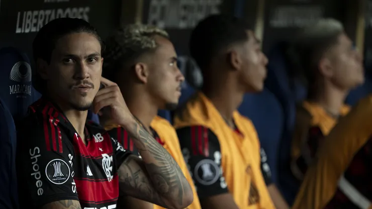 Pedro jogador do Flamengo no banco de reservas antes da partida contra o Córdoba no estádio Maracanã