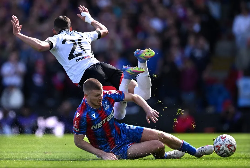 Adam Wharton deixa o jogador passar, a bola não. Foto: Justin Setterfield/Getty Images
