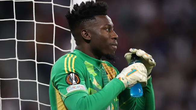 Andre Onana, em campo, segurando garrafa de água, com a camisa verde do Manchester United (Photo by Michael Steele/Getty Images)