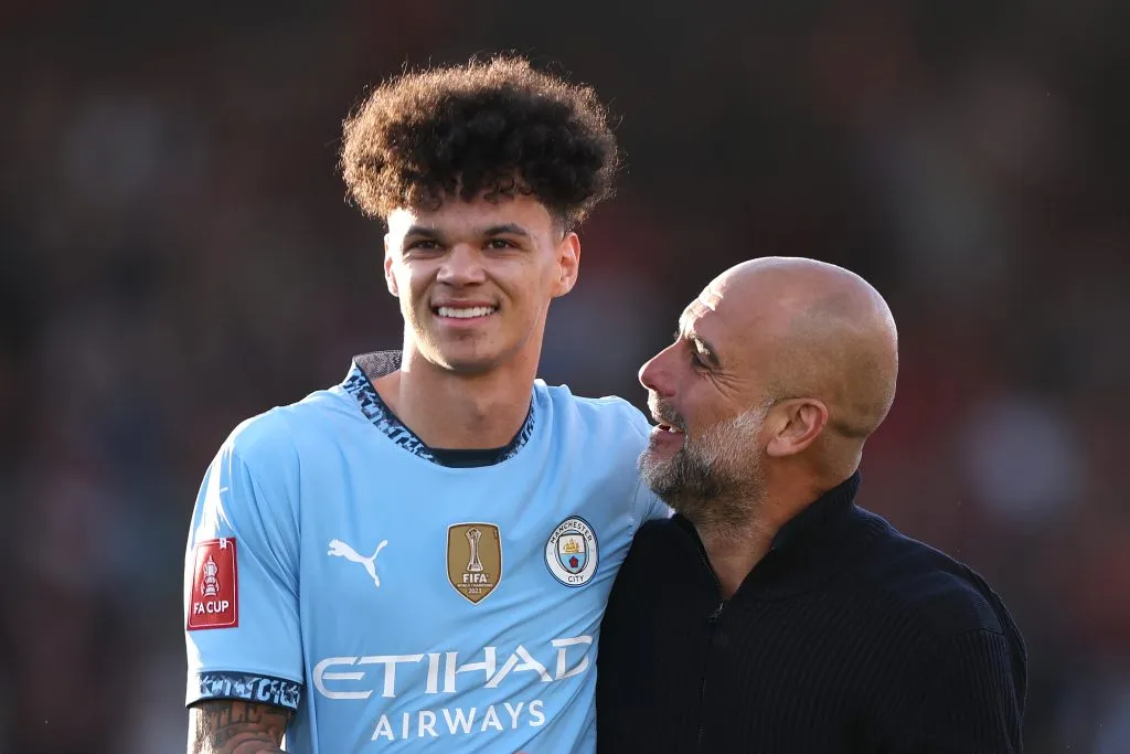 Nico O’Reilly se destaca na defesa pela FA Cup. Foto: Alex Pantling/Getty Images