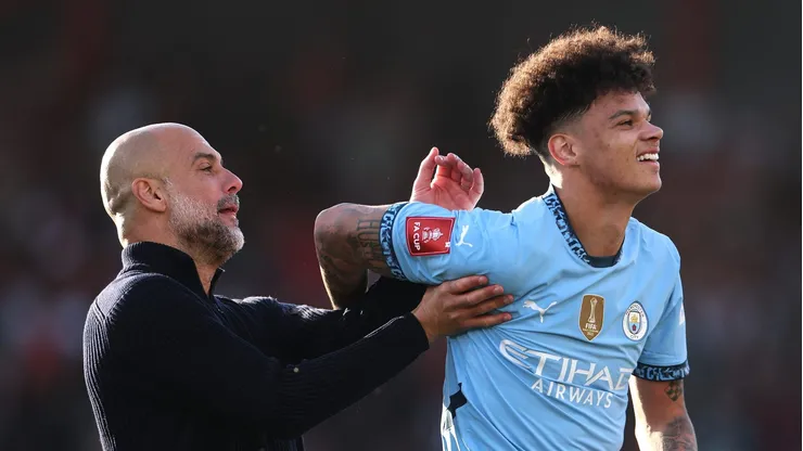 Guardiola encontra solução para jogar em 4 posições diferentes. Foto: Alex Pantling/Getty Images