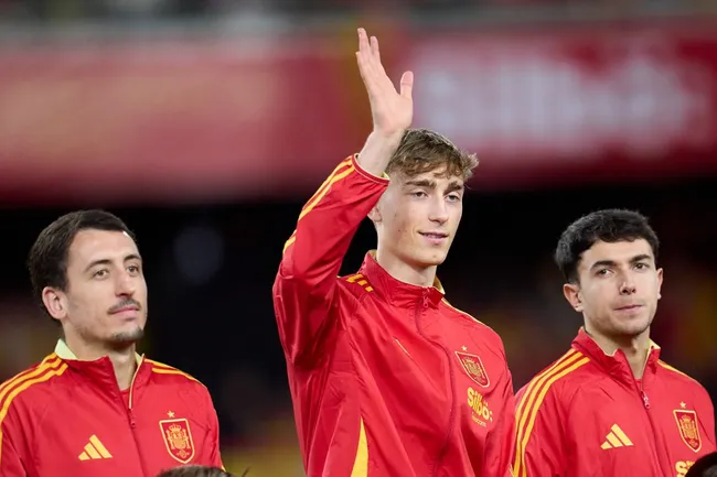 Huijsen, de camisa vermelha, da Espanha, alvo do Real Madrid 