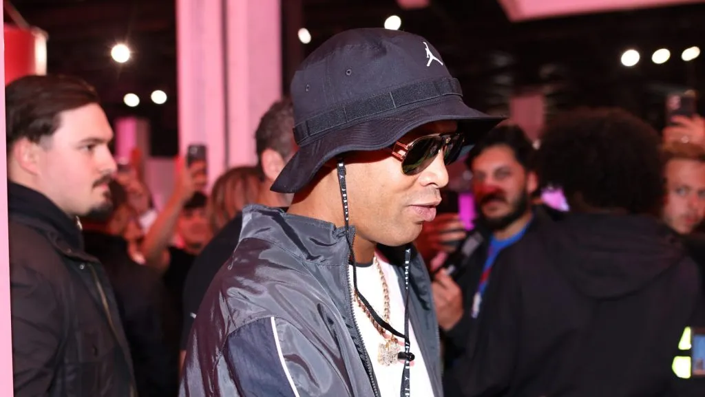 O futebolista brasileiro Ronaldinho faz uma aparição surpresa na Nike Town London para lançar o Mad Brilliant Boot Pack na NikeTown, em 31 de maio de 2024, em Londres, Inglaterra. (Foto de Charlie Crowhurst/Getty Images for Nike)