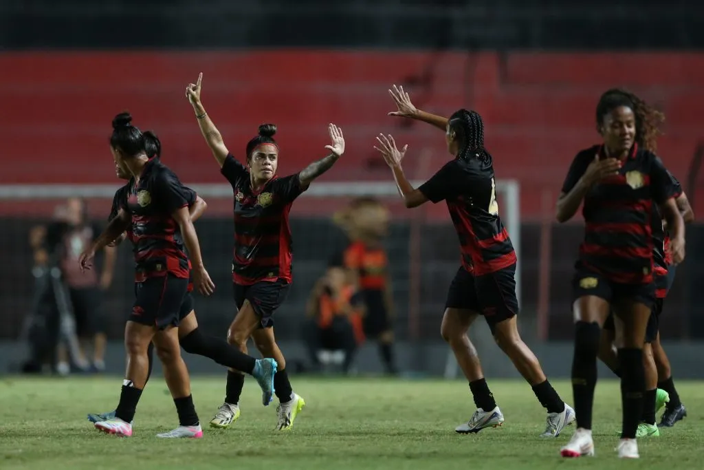 Sport x Flamengo em partida do Brasileirão Feminino (Foto: Marlon Costa/AGIF)