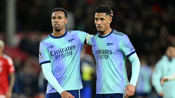 Saliba e Gabriel Magalhães durante jogo do Arsenal
