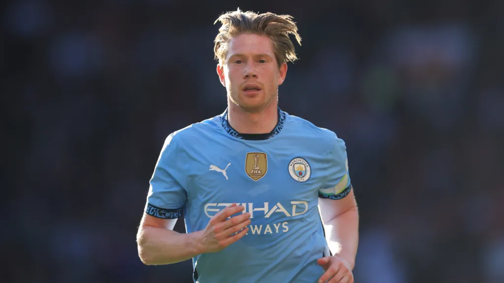 Kevin De Bruyne correndo durante partida do Manchester City (Photo by Carl Recine/Getty Images)