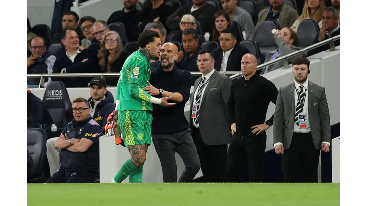 Guardiola e Ederson em duelo do City. (Photo by Julian Finney/Getty Images)