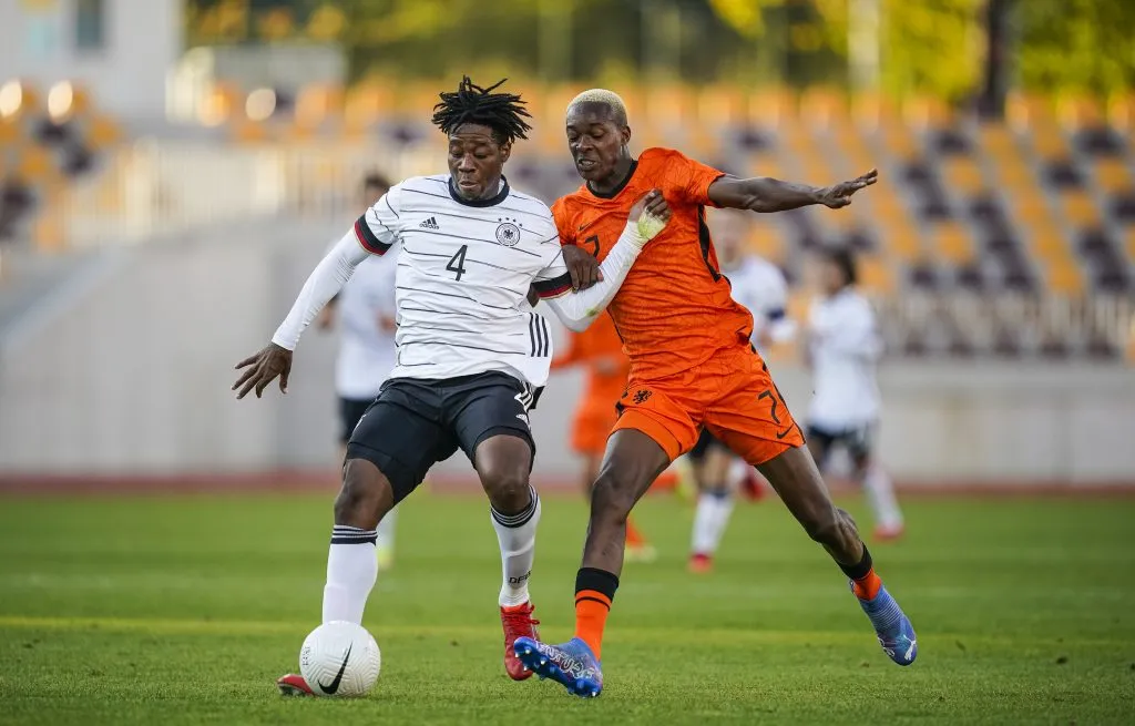 Emegha em jogo das categorias de base da Holanda. Foto: Christian Hofer/Getty Images