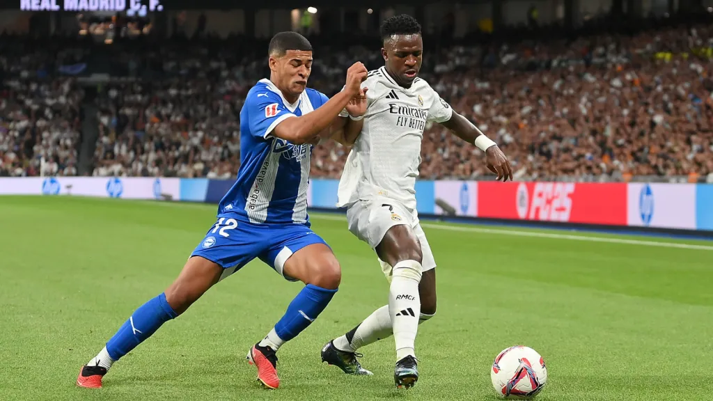 Santiago Mourino marcando Vinicius Júnior em jogo do Real Madrid x Alavés (Photo by Denis Doyle/Getty Images)