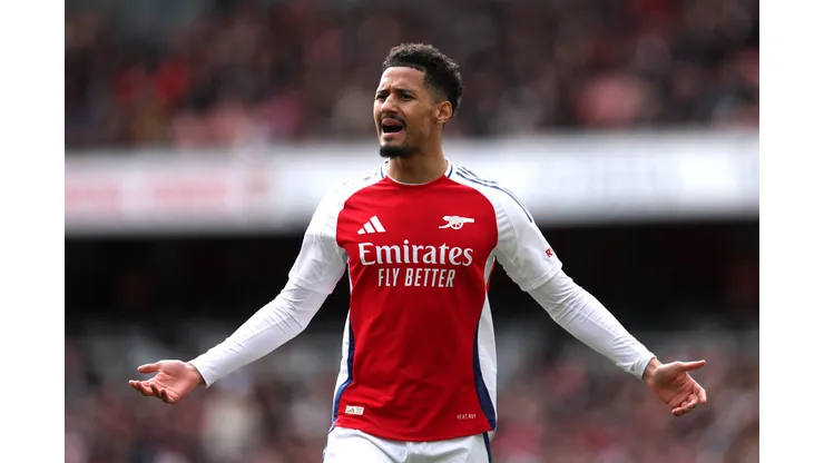 Saliba é destaque no elenco do Arsenal. (Photo by Alex Pantling/Getty Images)