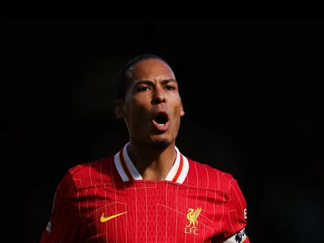 Liverpool acerta renovação com Van Dijk; veja por que o anúncio ainda não saiu