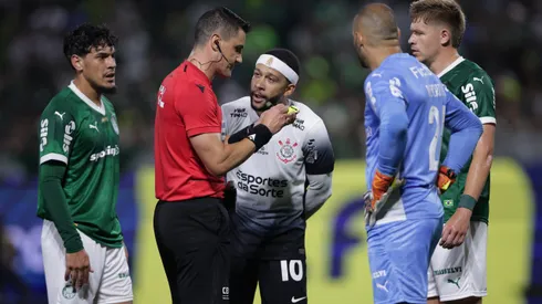 No reencontro entre Palmeiras e Corinthians pelo Brasileirão, uma ação inusitada de Memphis Depay logo no apito inicial deu o tom de um Derby tenso, tático e cheio de simbolismos dentro e fora de campo. Foto: Ettore Chiereguini/AGIF