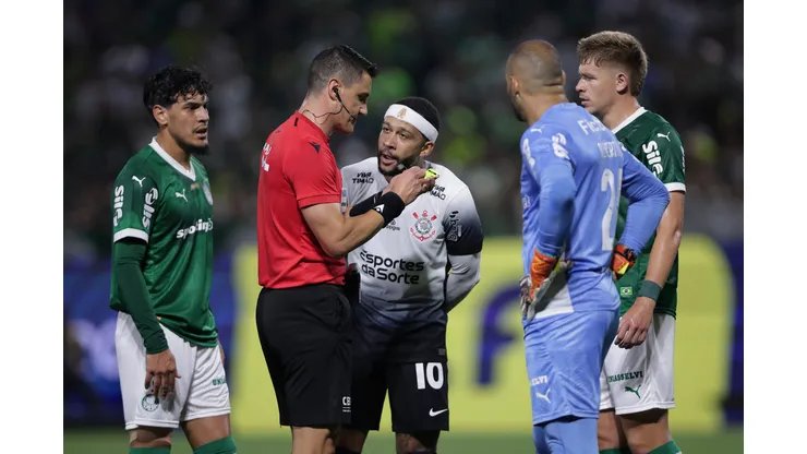 No reencontro entre Palmeiras e Corinthians pelo Brasileirão, uma ação inusitada de Memphis Depay logo no apito inicial deu o tom de um Derby tenso, tático e cheio de simbolismos dentro e fora de campo. Foto: Ettore Chiereguini/AGIF