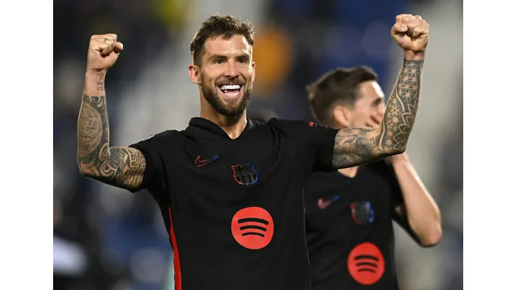 Em um jogo tenso decidido nos acréscimos, o técnico Hansi Flick comemorou uma defesa como se fosse gol: o corte decisivo de Iñigo Martínez garantiu o 1 a 0 fora de casa e manteve o Barcelona na briga pelo título da LaLiga. (Foto de Denis Doyle/Getty Images)