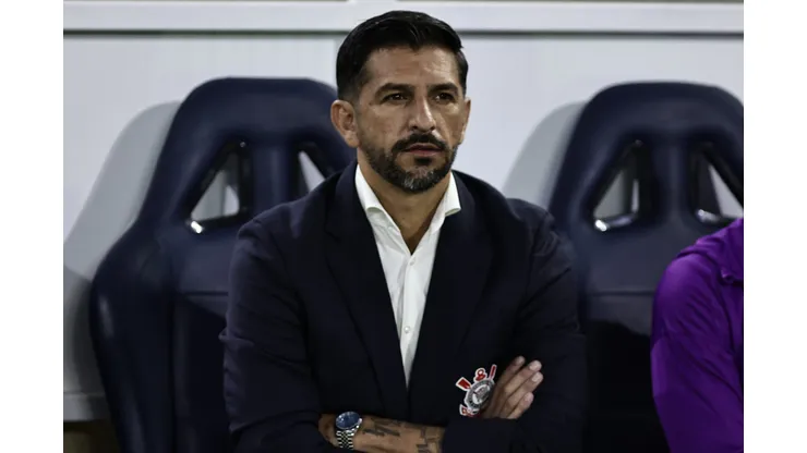 Após a derrota por 2 a 0 para o Palmeiras, Emiliano Díaz admitiu a má atuação do Corinthians, evitou justificar o resultado com desfalques e reforçou a importância de evolução e união para o restante do Brasileirão. Foto: Fabio Giannelli/AGIF