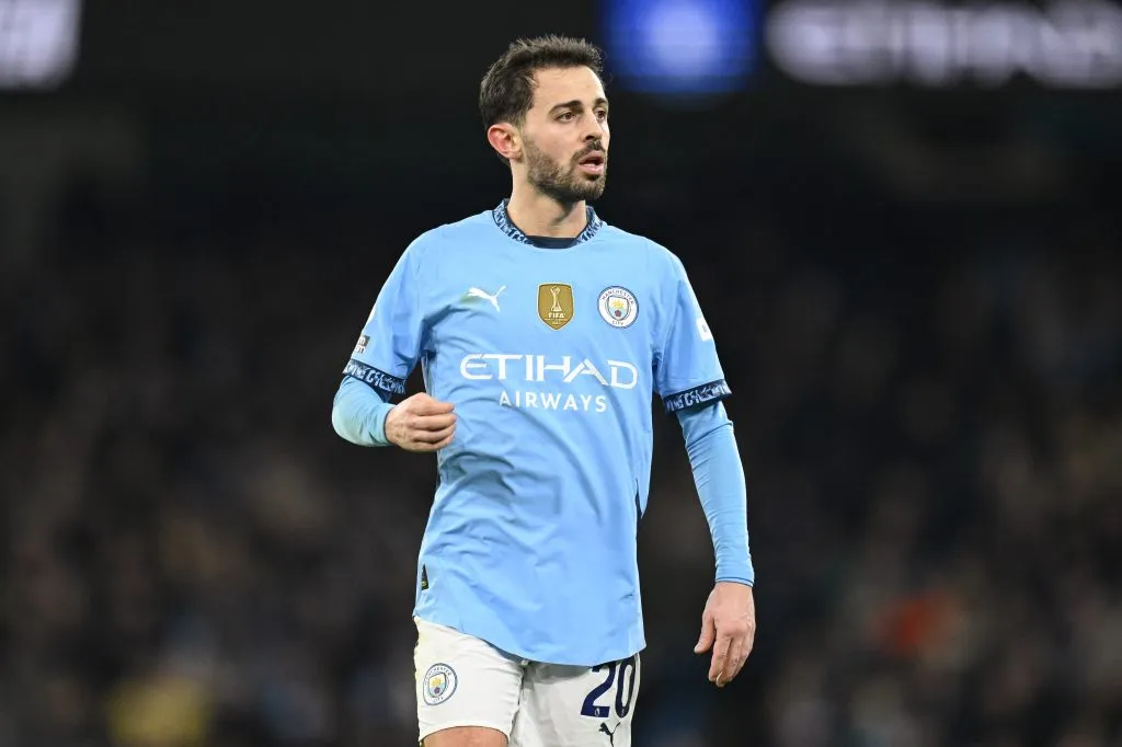 Bernardo Silva, do Manchester City, observa o jogo durante a partida da Premier League entre Manchester City e Chelsea, no Etihad Stadium, em 25 de janeiro de 2025, em Manchester, Inglaterra. (Foto de Michael Regan/Getty Images)