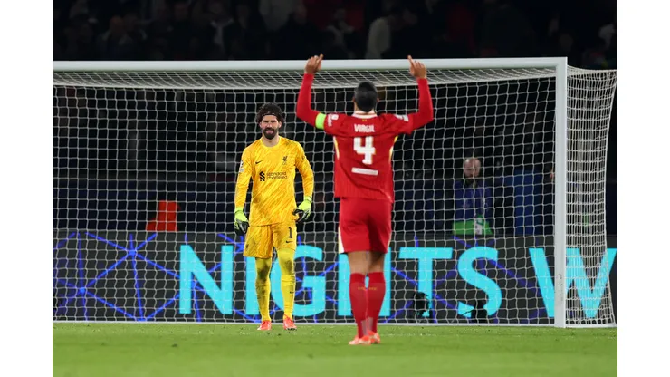 Van Dijk e Alisson em campo (Photo by Julian Finney/Getty Images)