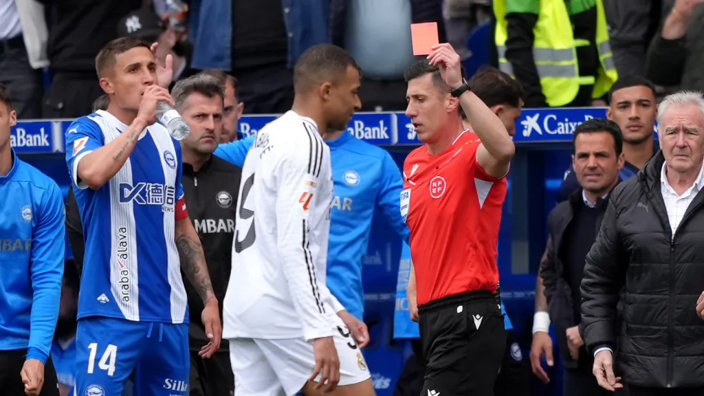 Kylian Mbappé recebe cartão vermelho em jogo contra o Alavés (Photo by Juan Manuel Serrano Arce/Getty Images)