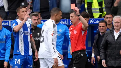 Kylian Mbappé recebe cartão vermelho