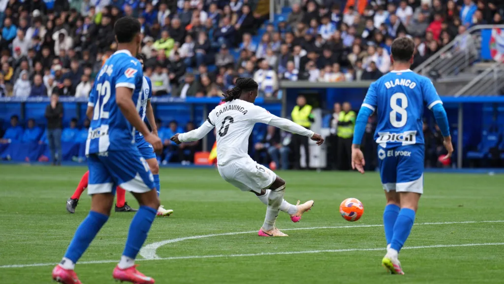Eduardo Camavinga finaliza para marcar no jogo Alavés x Real Madrid (Photo by Juan Manuel Serrano Arce/Getty Images)