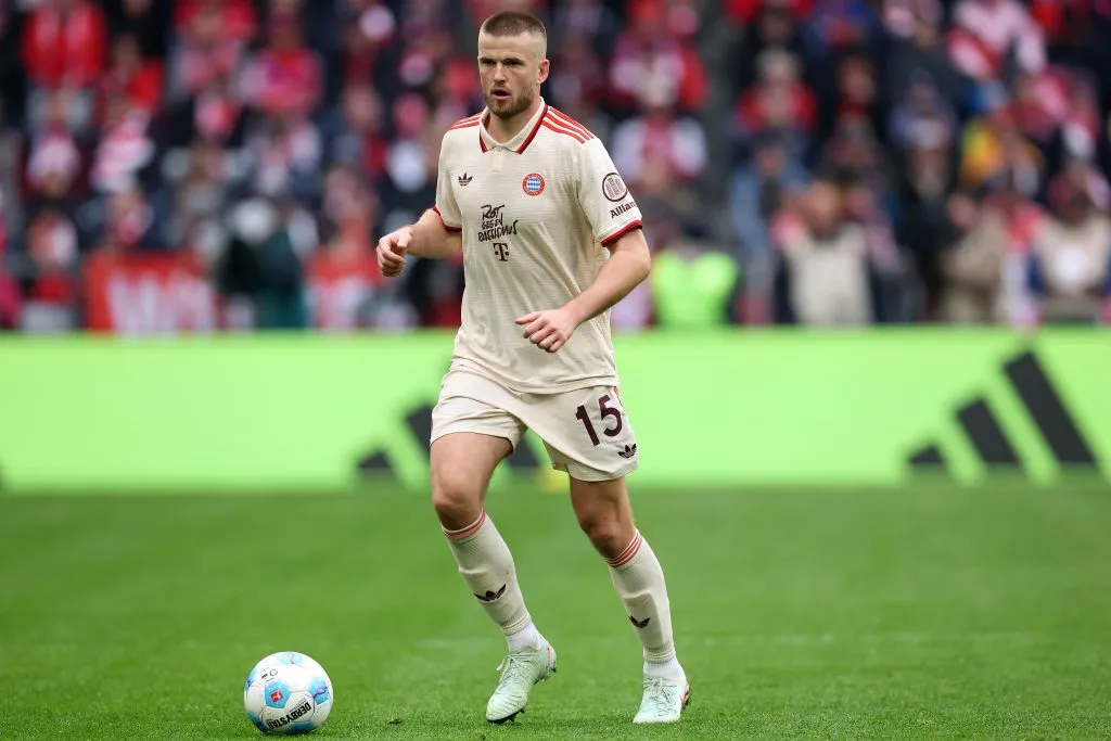 Eric Dier, do FC Bayern de Munique, conduz a bola durante a partida da Bundesliga entre FC Bayern de Munique e FC St. Pauli 1910, na Allianz Arena, em 29 de março de 2025, em Munique, Alemanha. (Foto de Alexander Hassenstein/Getty Images)