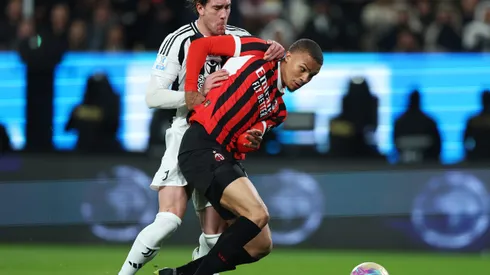 Com Bayern e Leverkusen de olho no zagueiro, a escolha do defensor pode redefinir os rumos de sua carreira e seu futuro na seleção alemã. (Foto de Yasser Bakhsh/Getty Images)