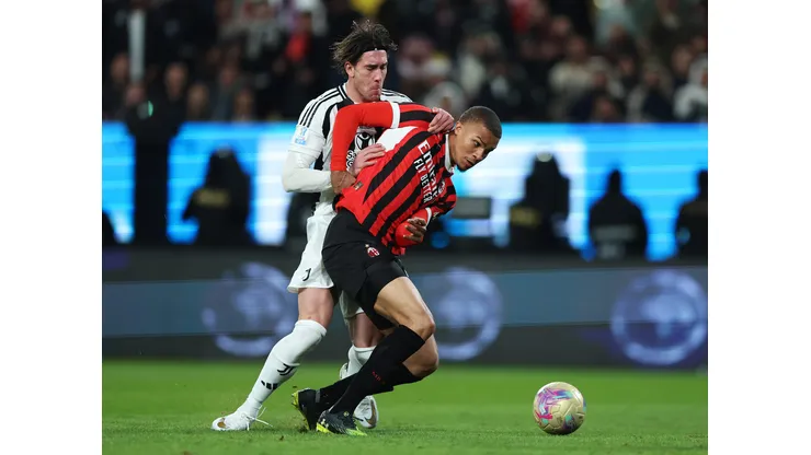 Com Bayern e Leverkusen de olho no zagueiro, a escolha do defensor pode redefinir os rumos de sua carreira e seu futuro na seleção alemã. (Foto de Yasser Bakhsh/Getty Images)