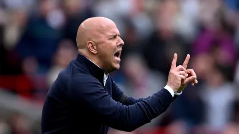 Arne Slot em jogo do Liverpool. Foto: Justin Setterfield/Getty Images