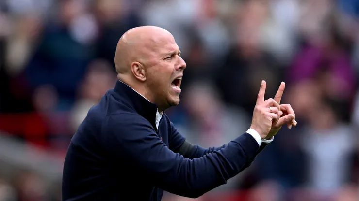 Arne Slot em jogo do Liverpool. Foto: Justin Setterfield/Getty Images