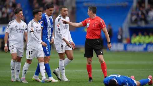 Mbappé perdeu o controle e foi advertido com cartão vermelho. Foto: Juan Manuel Serrano Arce/Getty Images