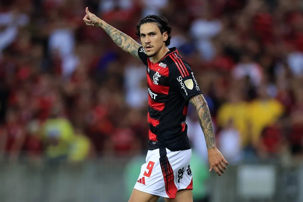 Pedro sinaliza com a mão