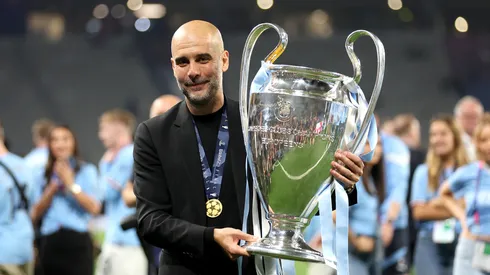 Treinador Pep Guardiola com o título da Champions League. Foto: Catherine Ivill/Getty Images