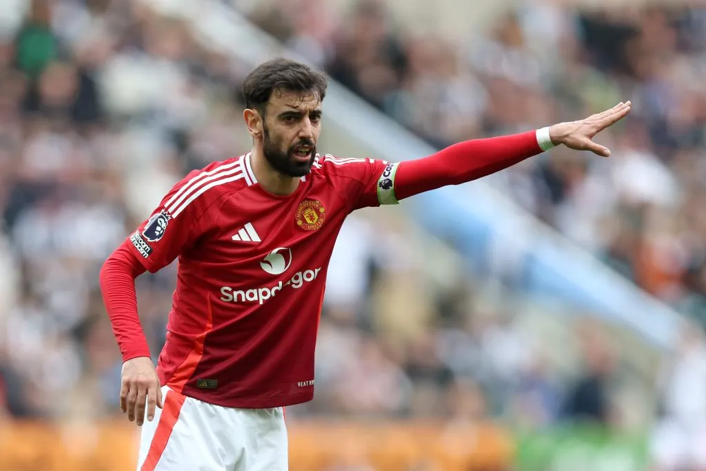 Bruno Fernandes faz gesto com a mão