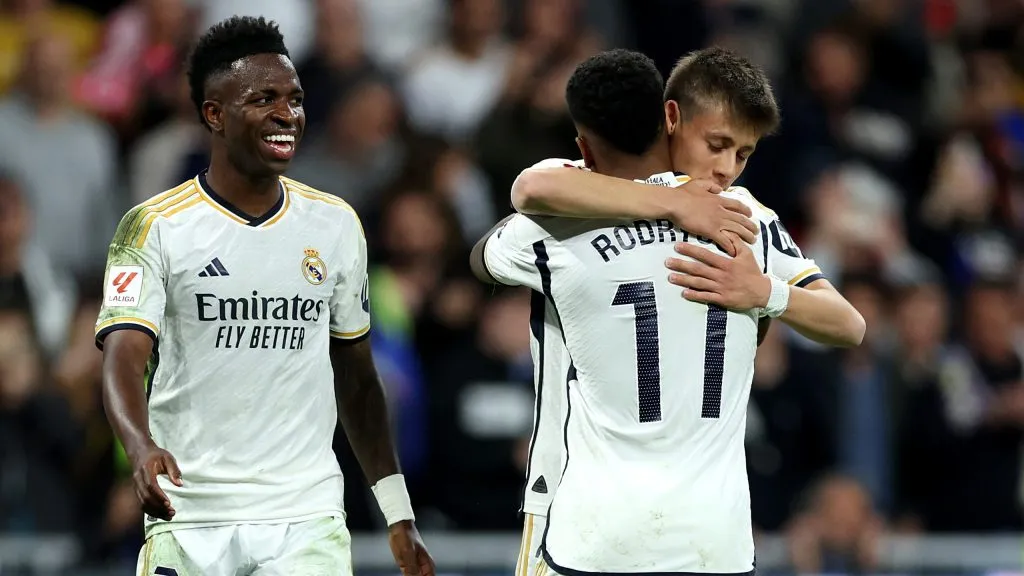 Arda Güler, Vini Jr. e Rodrygo comemorando gol do Real Madrid. Foto: Clive Brunskill/Getty Images