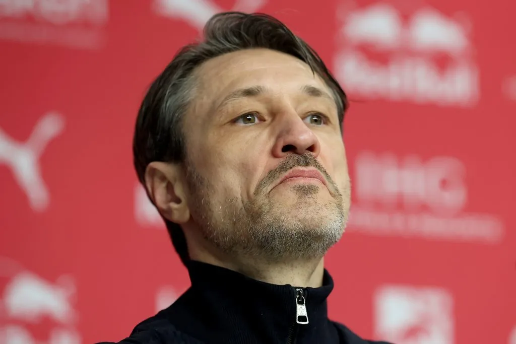 Kovac em entrevista de roupa preta