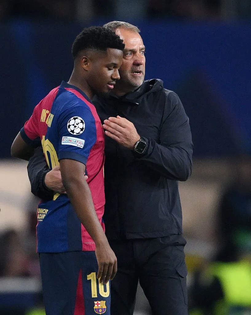 Ansu Fati, em campo, com a camisa vinho e azul do Barcelona