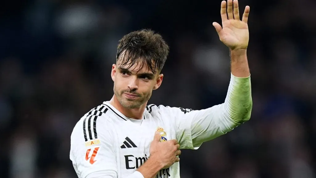 Raúl Asencio, em campo, com a camisa branca do Real Madrid. (Photo by Angel Martinez/Getty Images)