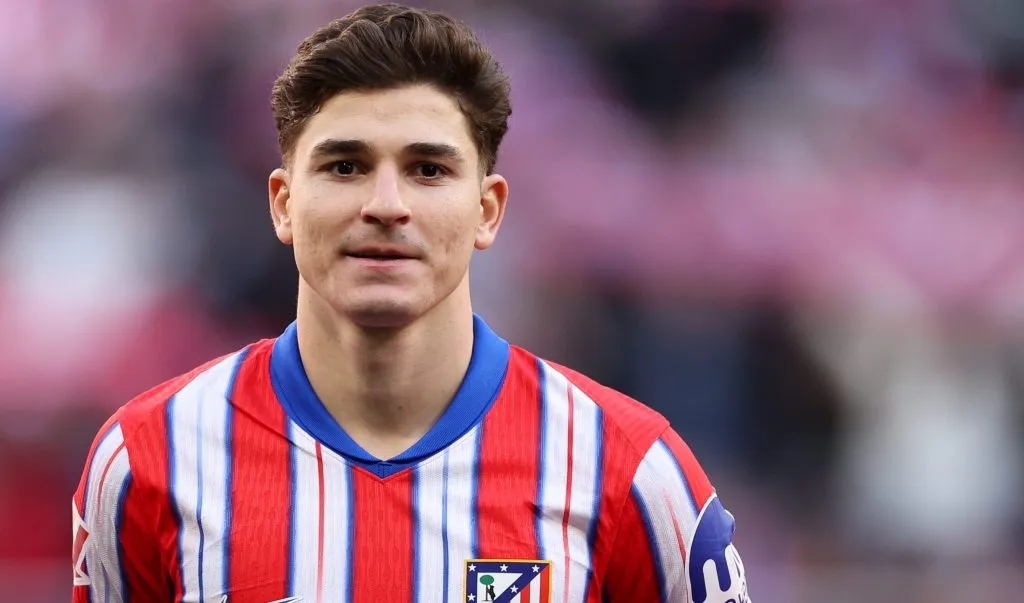 Julián Álvarez, com a camisa branca e vermelha com detalhes em azul do Atlético de Madrid. (Photo by Flor Tan Jun/Getty Images)