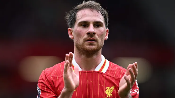 O nome de Alexis Mac Allister voltou a circular com força no mercado europeu após sua ausência em um amistoso do Liverpool. (Photo by Justin Setterfield/Getty Images)