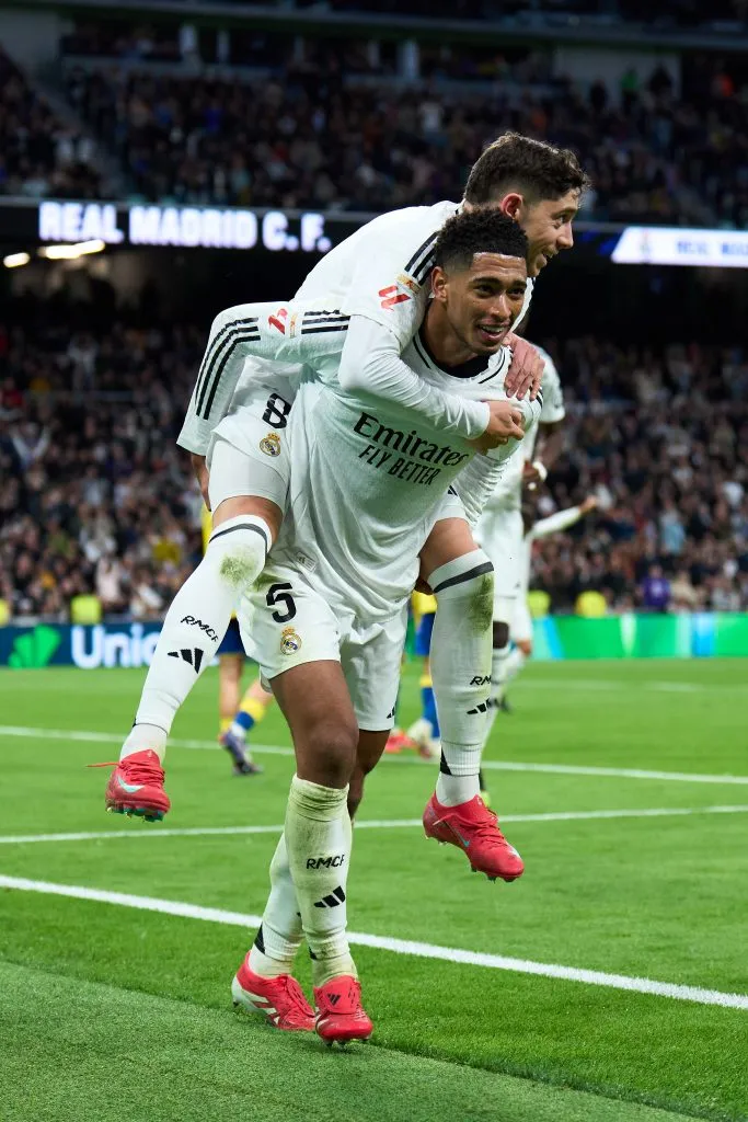 Bellingham e Valverde, em campo, com a camisa branca do Real Madrid 