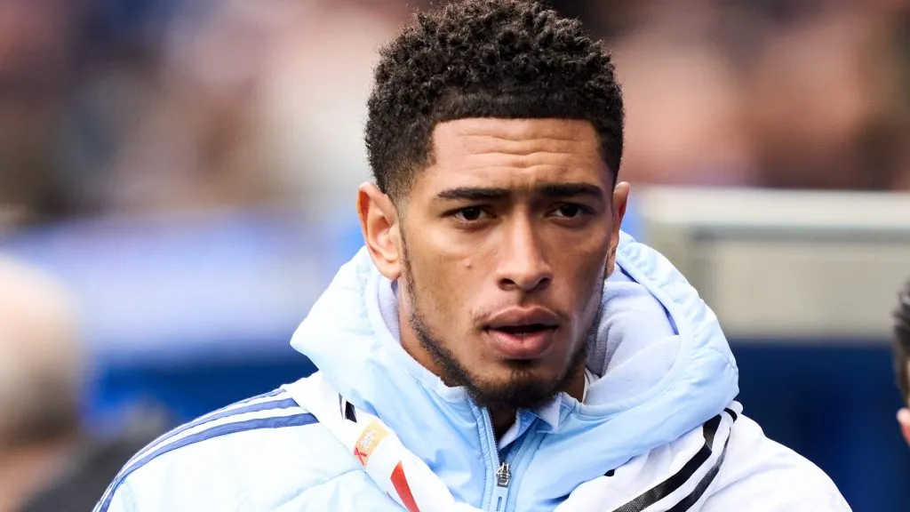 Bellingham, de jaqueta branca do Real Madrid. (Photo by Juan Manuel Serrano Arce/Getty Images)