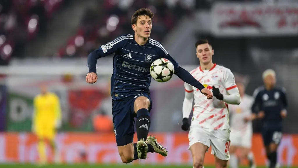 Pau Torres em jogo do Aston Villa. Foto: Luciano Lima/Getty Images