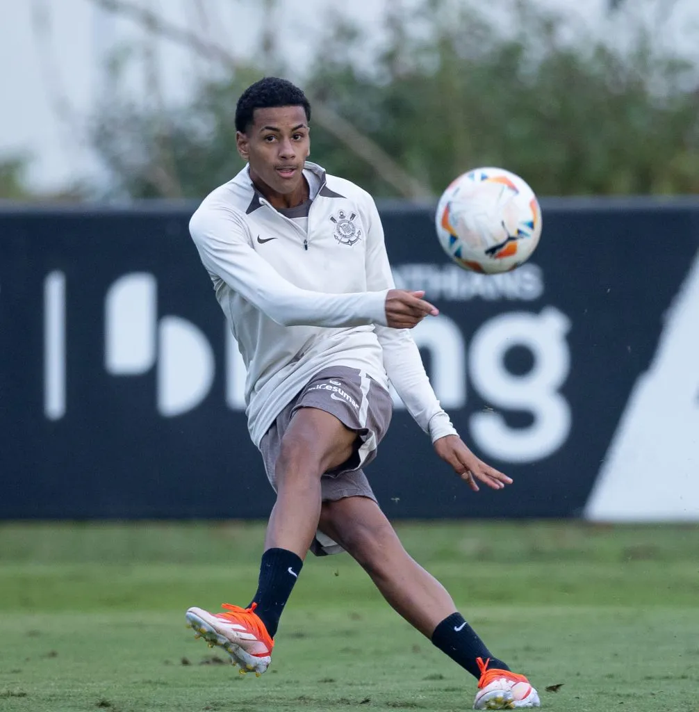 Denner, lateral do Corinthians, em campo, com a camisa branca. - Foto: Rodrigo Coca/Agência Corinthians