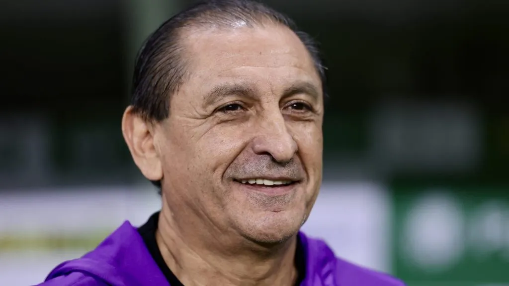 Sondado pelo Santos, Ramón Díaz, em campo, de jaqueta roxa, do Corinthians. Foto: Marcello Zambrana/AGIF