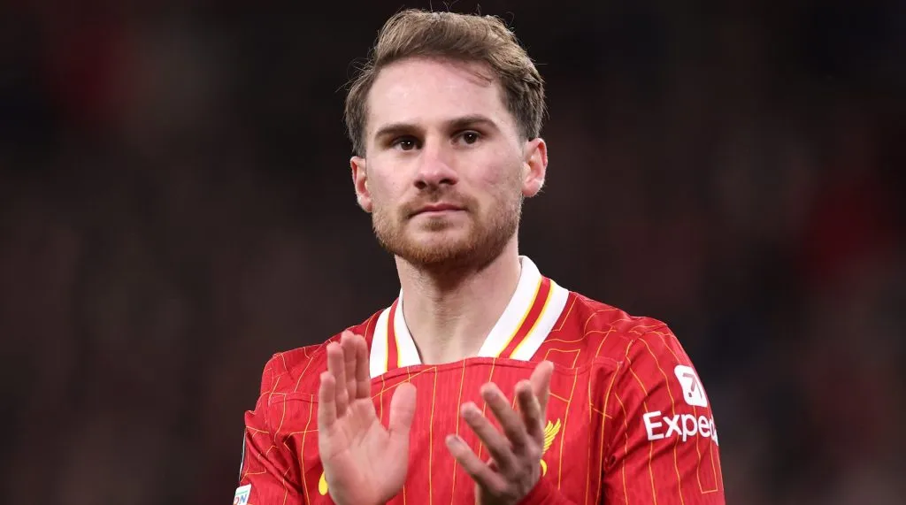 Mac Allister, em campo, de camisa vermelha do Liverpool (Photo by Julian Finney/Getty Images)