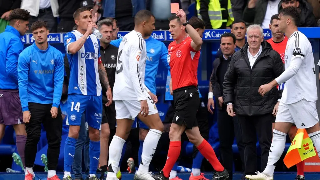 Mbappé sendo expulso após entrada violenta em jogo do Real Madrid. Foto: Juan Manuel Serrano Arce/Getty Images