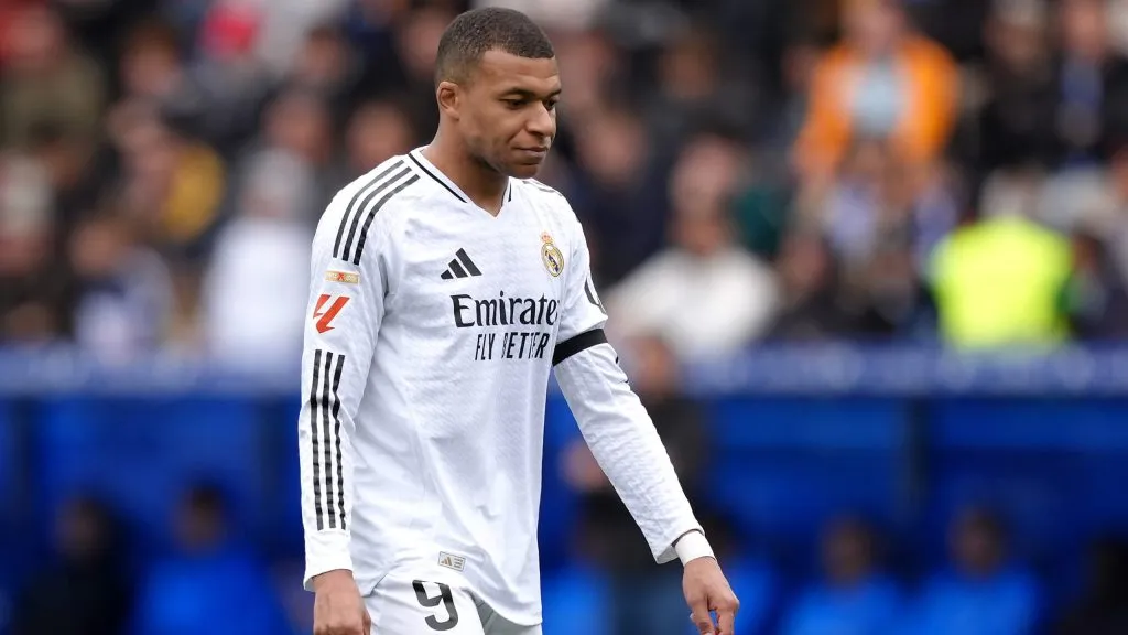 Mbappé deixando campo após expulsão. Foto: Juan Manuel Serrano Arce/Getty Images