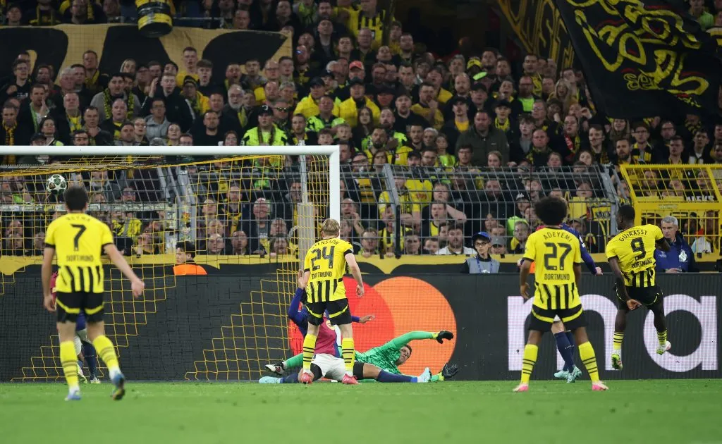 Guirassy em campo pelo Borussia Dortmund (Photo by Alex Grimm/Getty Images)
