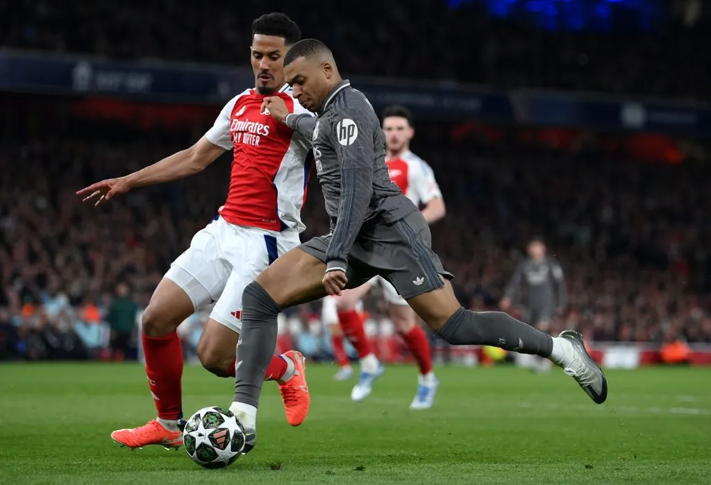 Kylian Mbappé, do Real Madrid, protege a bola contra o Arsenal durante a partida de ida das quartas de final da UEFA Champions League 2024/25 entre Arsenal FC e Real Madrid C.F., no Estádio do Arsenal, em 8 de abril de 2025, em Londres, Inglaterra. (Foto de Justin Setterfield/Getty Images)